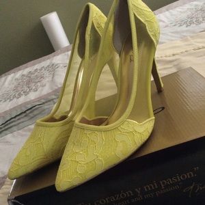 Never worn pumps